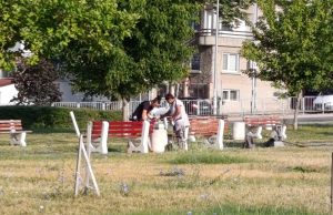 Обновяват пейките в района на „Арена Шумен“