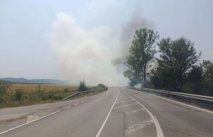 Сухи треви горят край Ивански, движението е пренасочено (видео)