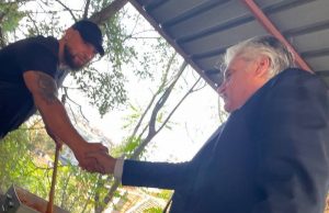 Да намажеш лютеничка, да намажеш от избори, да намажеш от пудели…