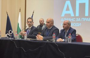 Новото като старото: Ахмед Доган избран за почетен председател на АПС, но с…