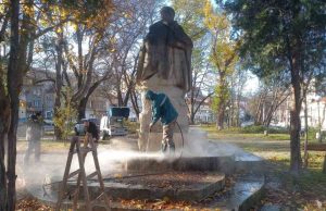 Почистват графити и замърсявания по паметници