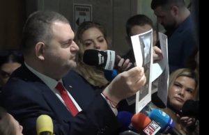 Пеевски отново извади снимки: Лъжецът Рашков се гърчи заедно с момичето с пеньоара