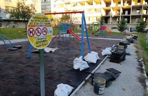 Ремонтират шест детски площадки