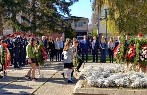 Цветя, венци и признание в Деня на народните будители