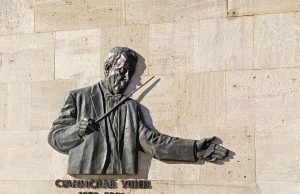 Откриват барелеф на маестро Станислав Ушев