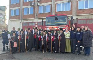 Коледари донесоха празничен дух в пожарната в Шумен