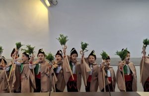 Малки коледари наричаха за здраве и благоденствие в Областна администрация Шумен