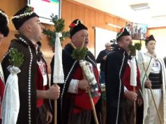 Коледари наричаха за здраве и късмет на Общинския съвет