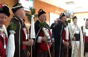 Коледари наричаха за здраве и късмет на Общинския съвет