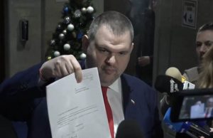 Пеевски показа документи: Ето подписите на Мирчев и Христо Иванов до моя, 9 месеца бяха с ДПС и всеки ден в моя кабинет!