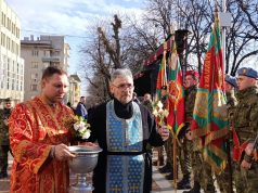 Осветиха бойните знамена и светини