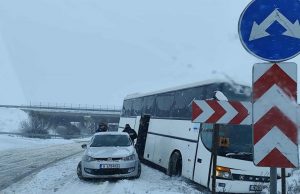 Автобус излезе от пътното платно край Шумен