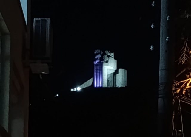 Паметник в лилаво2